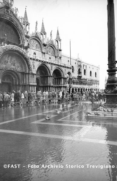 Venezia, acqua alta in Piazza S.Marco